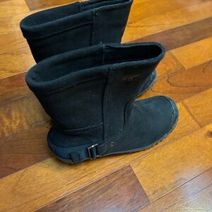 Sorel Boots size 7 never worn black suede  waterproof